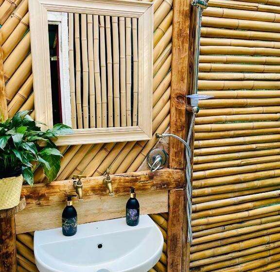 Общежитие Hazyview Adventure Backpackers