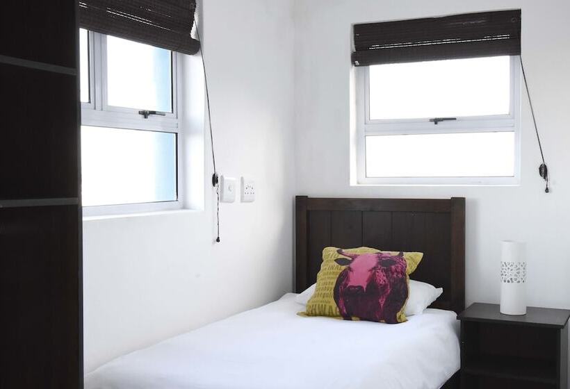 فندق صغير Stoked Backpackers