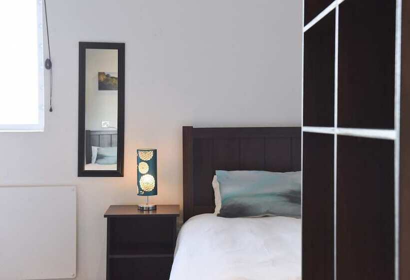 فندق صغير Stoked Backpackers