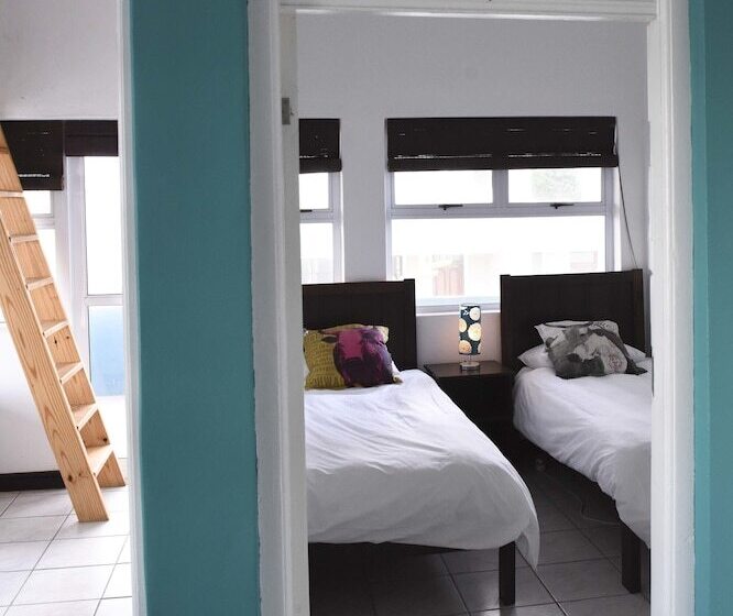 فندق صغير Stoked Backpackers