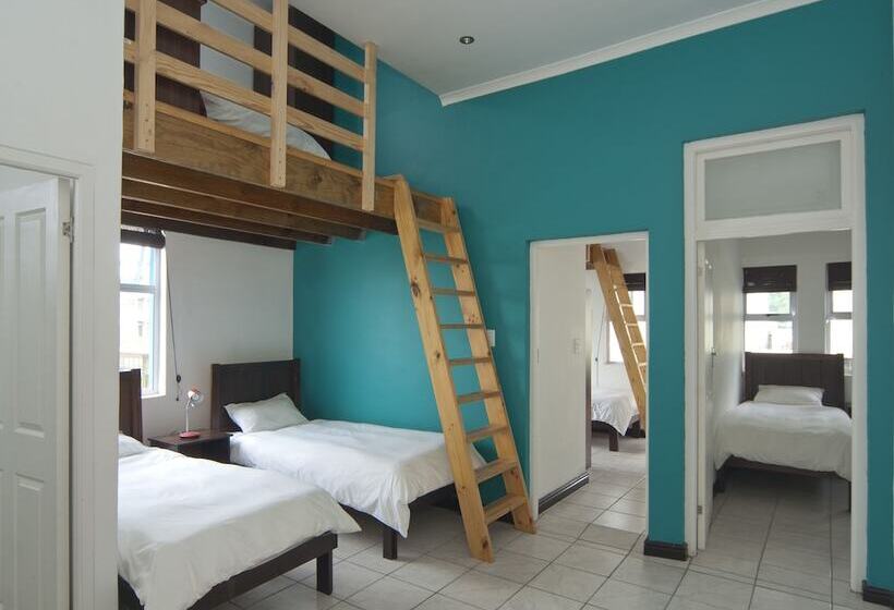 فندق صغير Stoked Backpackers