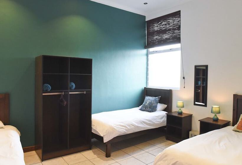 فندق صغير Stoked Backpackers