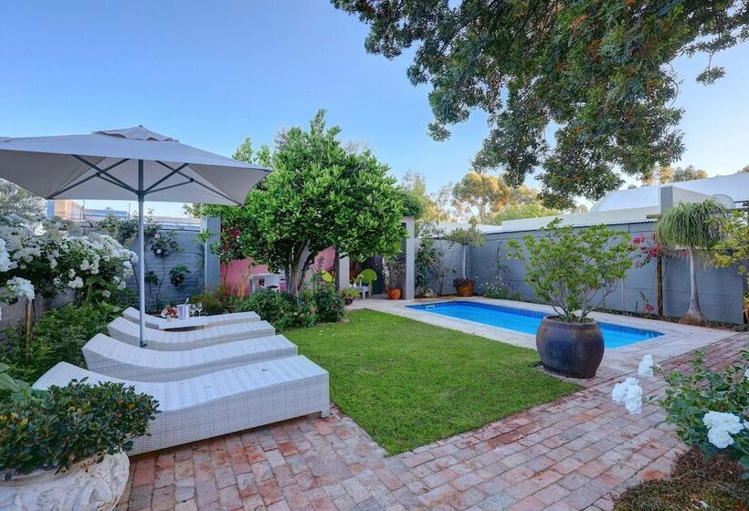 مبيت وإفطار 81 On Church Guest House