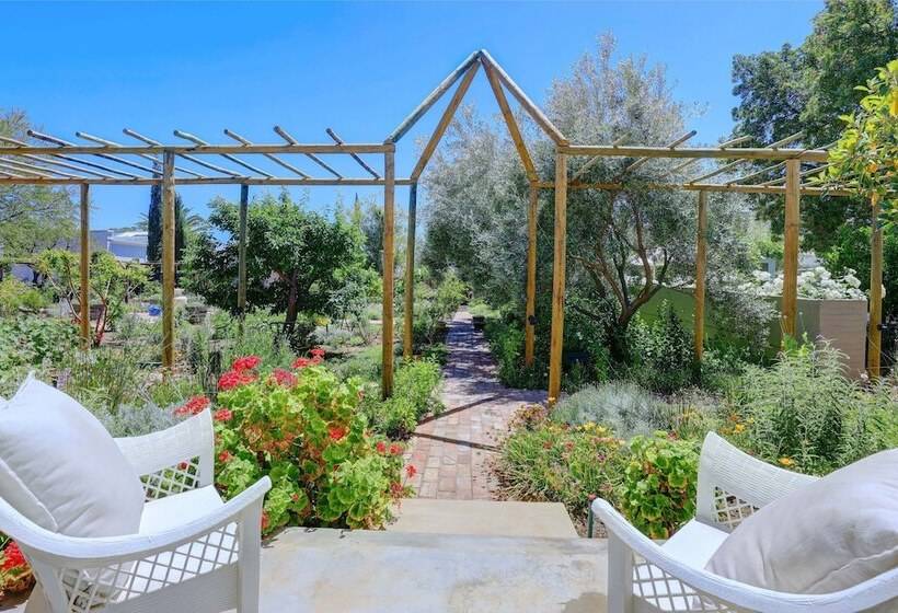 مبيت وإفطار 81 On Church Guest House