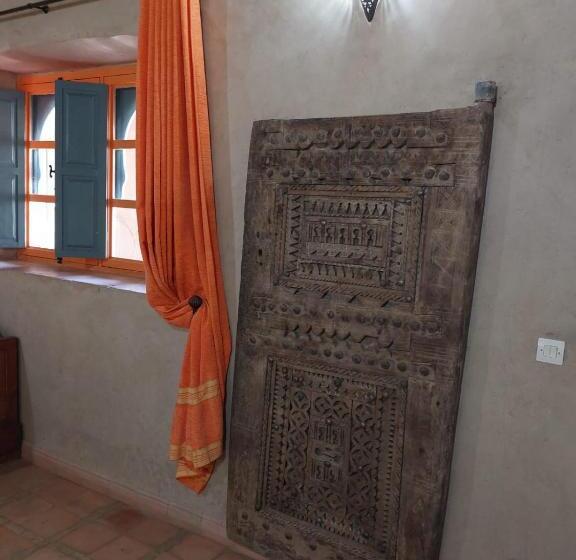 تختخواب و صبحانه Riad Ain Khadra