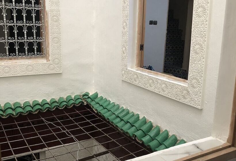 تختخواب و صبحانه Riad Family Samnoun