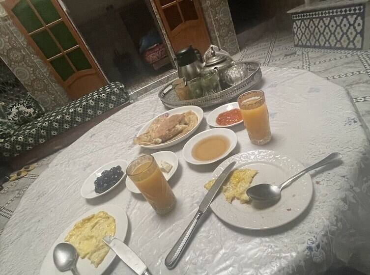تختخواب و صبحانه Riad Family Samnoun