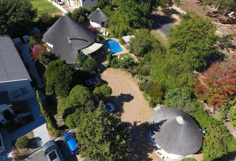 تختخواب و صبحانه Roundhouse Guesthouse