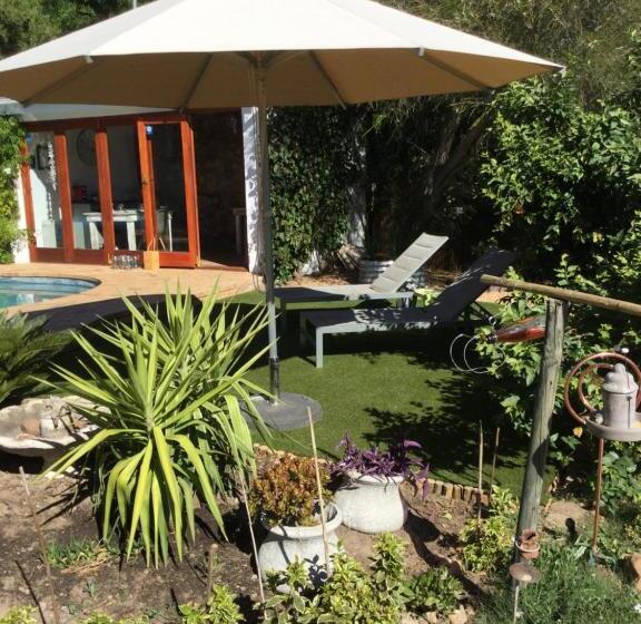 تختخواب و صبحانه Roundhouse Guesthouse