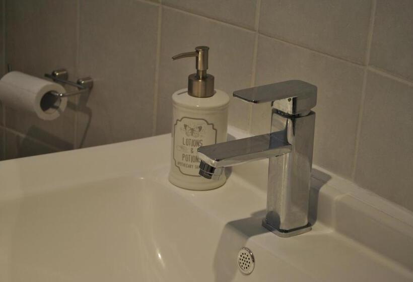 تختخواب و صبحانه Roundhouse Guesthouse