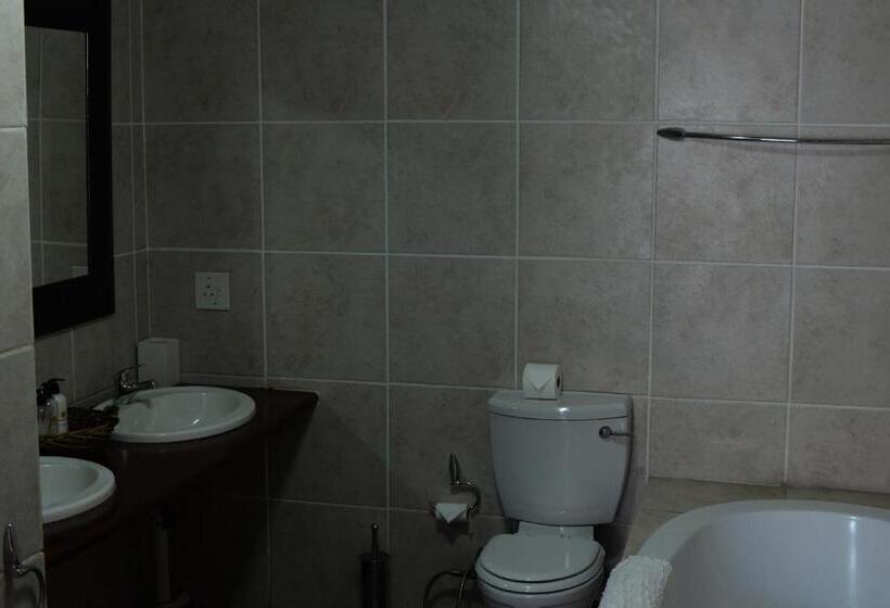 Отель Avant Garde Lodge