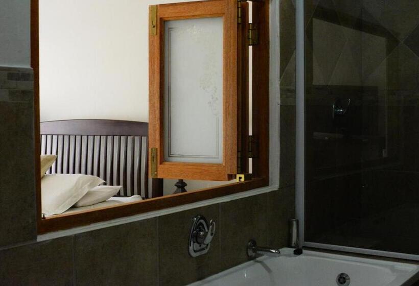 Отель Avant Garde Lodge