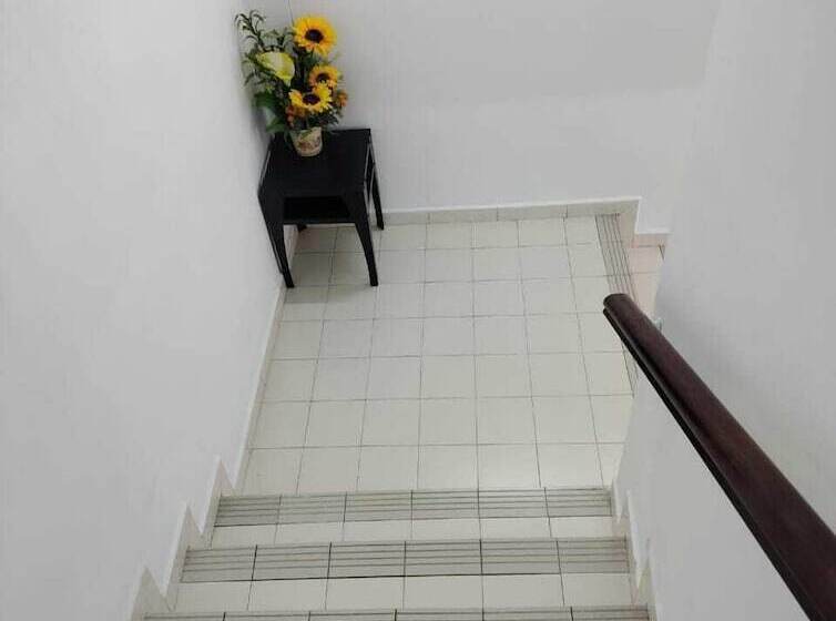 Cmn Hotel & Homestay