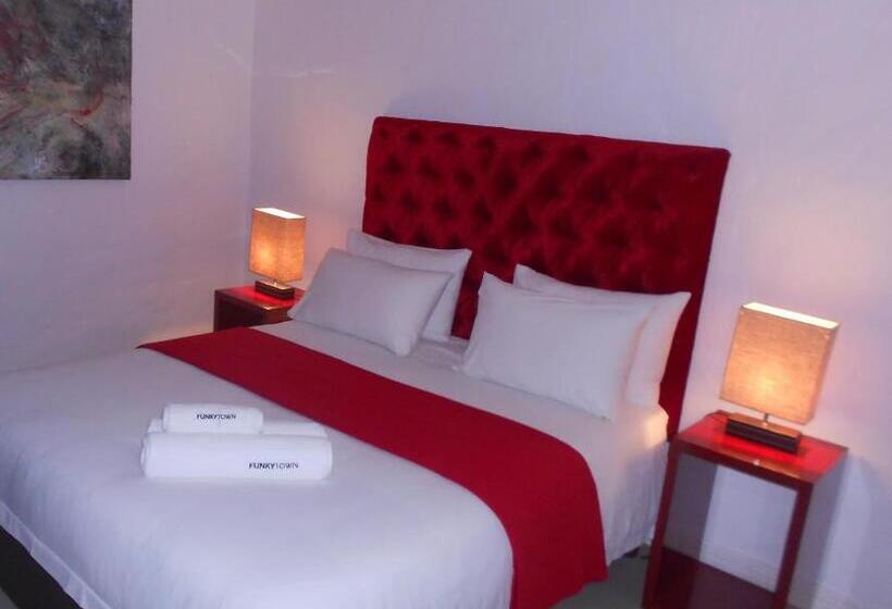 هتل Funky Town