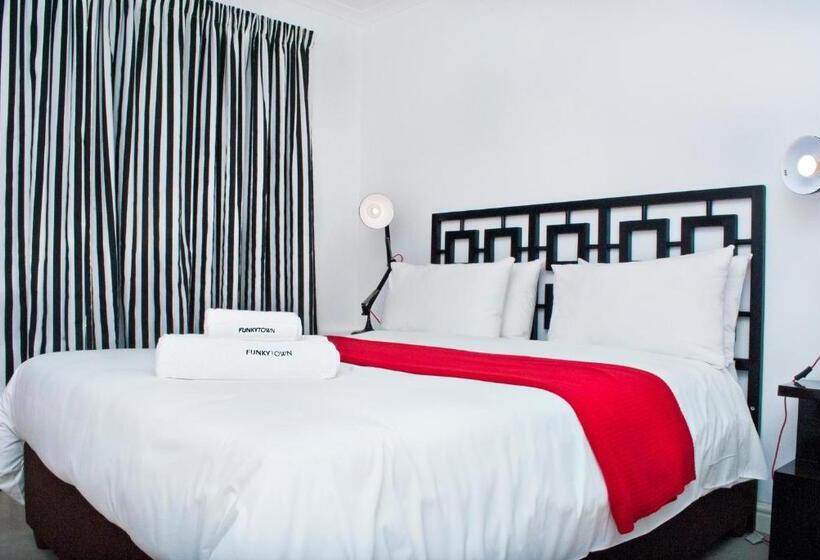 هتل Funky Town