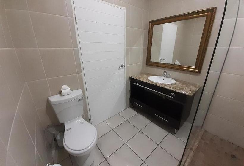 ホテル Halfway House