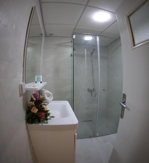 هتل Hôtel Des Lilas