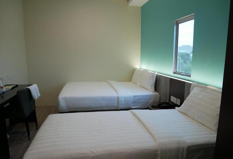 בית מלון כפרי Pantai Regal City