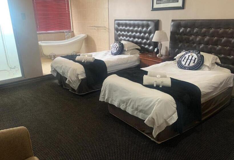 ホテル Halfway House