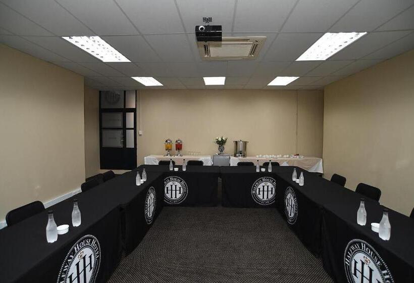 ホテル Halfway House