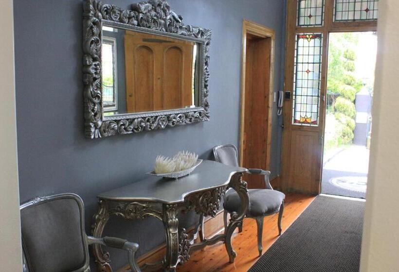 ホテル Halfway House