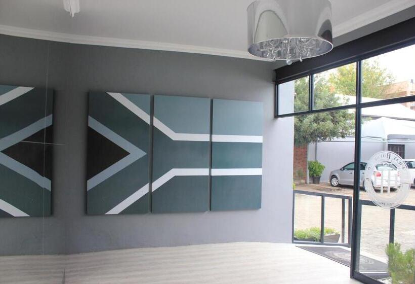 ホテル Halfway House