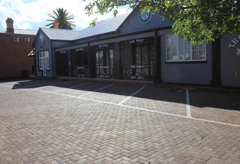 ホテル Halfway House