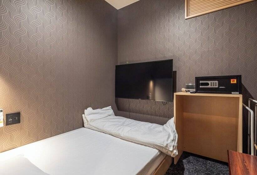 Отель Asahi Sauna Capsule Inn Hirosaki