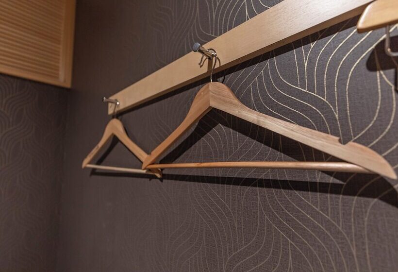 Отель Asahi Sauna Capsule Inn Hirosaki