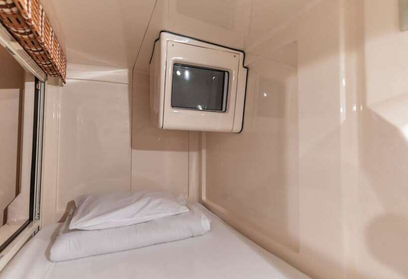 Отель Asahi Sauna Capsule Inn Hirosaki