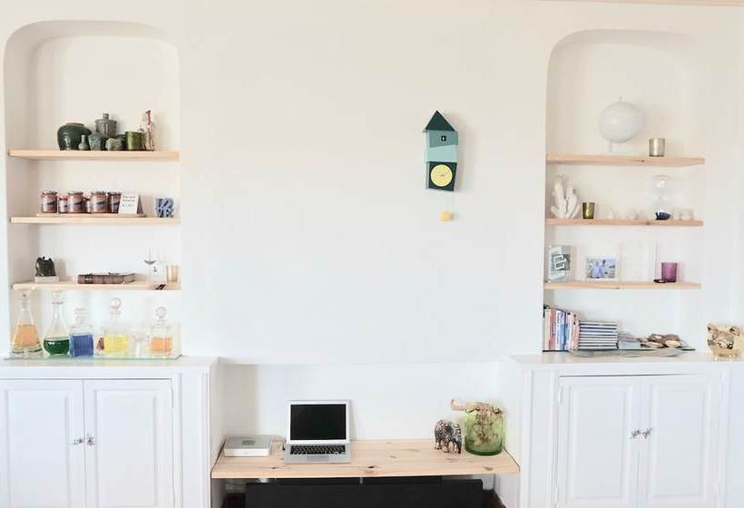 ベッドアンドブレックファースト The White House  Boutique Villa