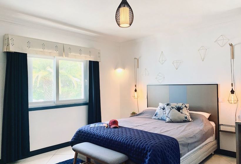 ベッドアンドブレックファースト The White House  Boutique Villa