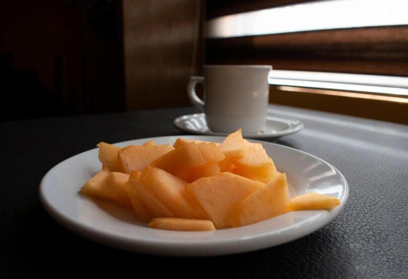 Capital O Hotel Casa Blanca