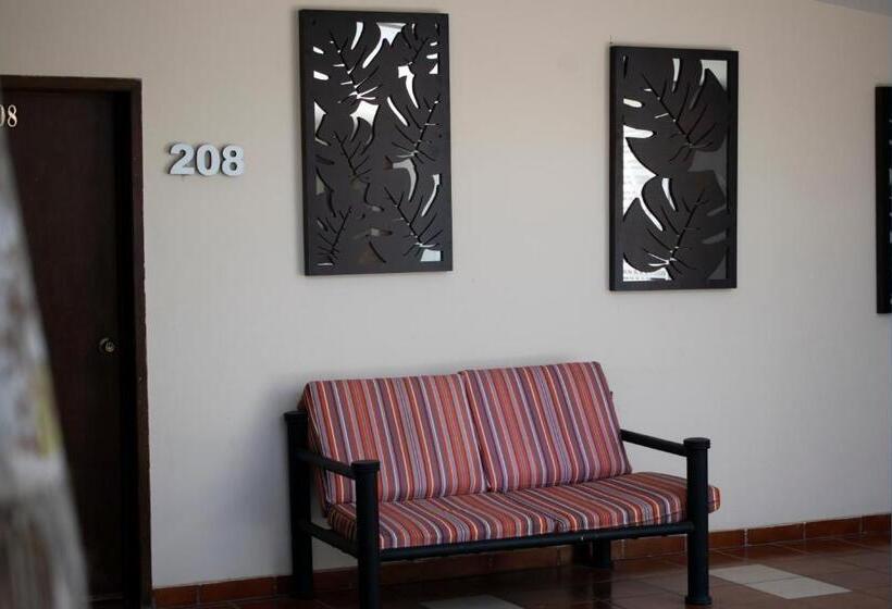 Capital O Hotel Casa Blanca