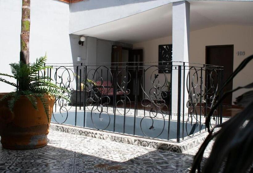 Capital O Hotel Casa Blanca