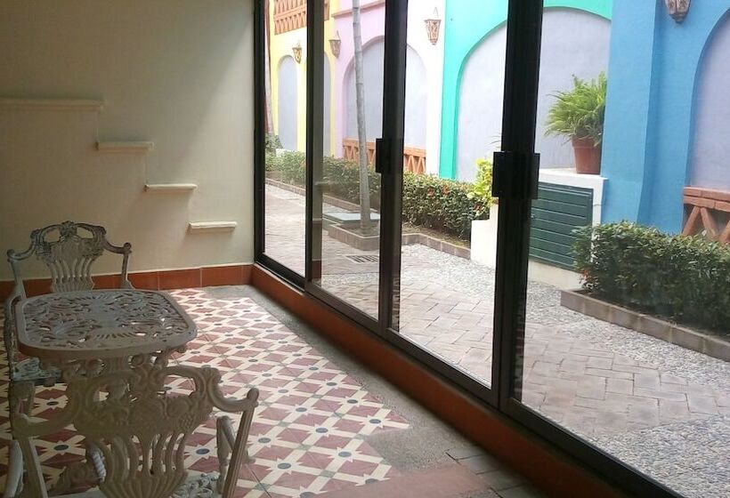 Отель Hacienda Flamingos