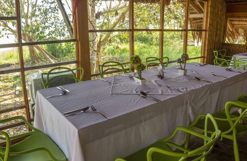 هتل On Vacation Amazon