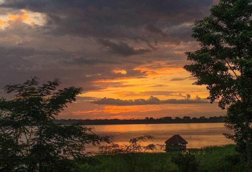 هتل On Vacation Amazon