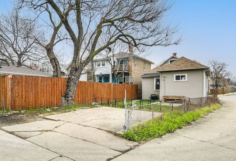 8 Mi To Chicago: Oak Park Home W/ Fenced Backyard!