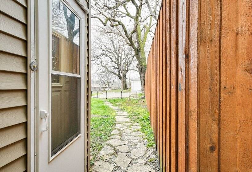 8 Mi To Chicago: Oak Park Home W/ Fenced Backyard!