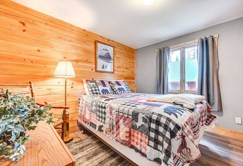 Cozy Bigfork Cabin W/ Canoes: Walk To Swan River!