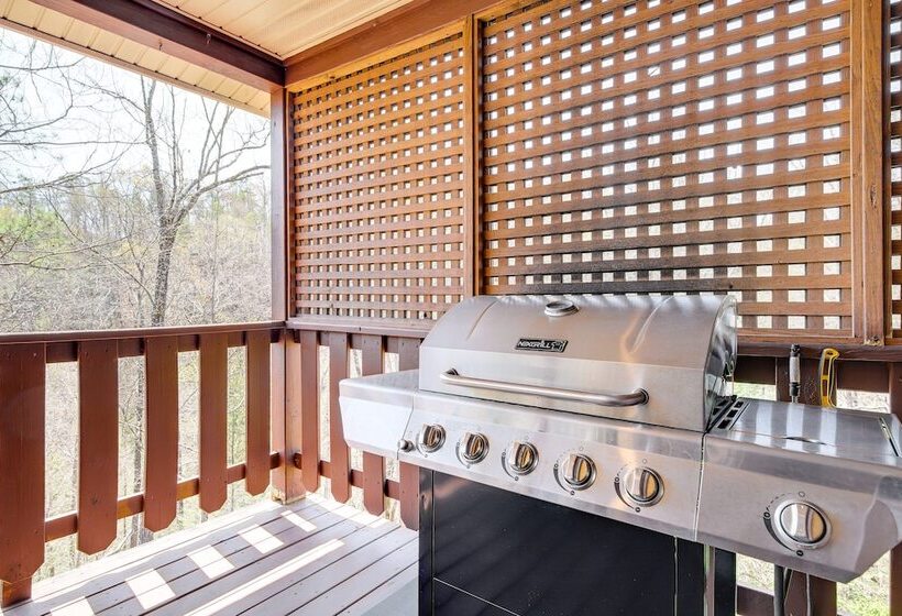 Cozy Sevierville Cabin W/ Hot Tub, Mountain Views!