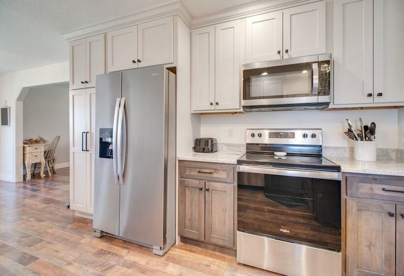 Grove Home W/ Spacious Yard: Close To Grand Lake!