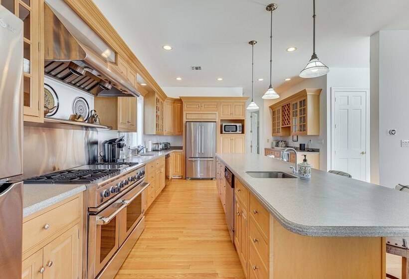 Hamptons Home Near Beaches W/ Pool & Water Views!