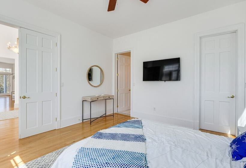 Hamptons Home Near Beaches W/ Pool & Water Views!