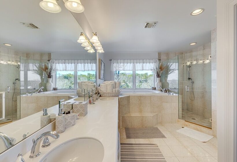 Hamptons Home Near Beaches W/ Pool & Water Views!