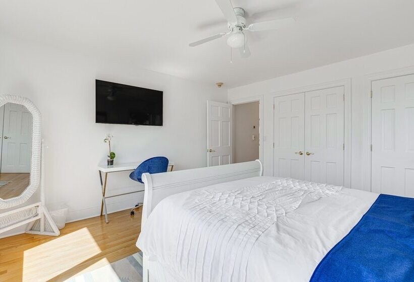 Hamptons Home Near Beaches W/ Pool & Water Views!