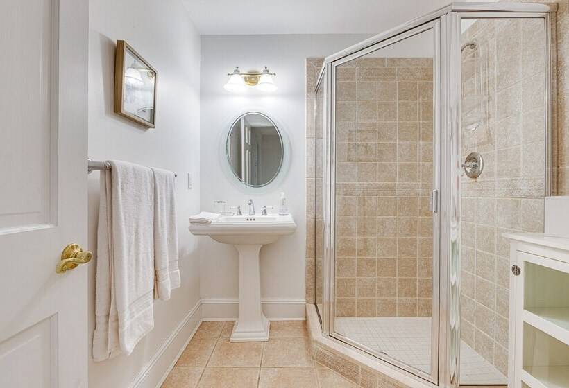 Hamptons Home Near Beaches W/ Pool & Water Views!