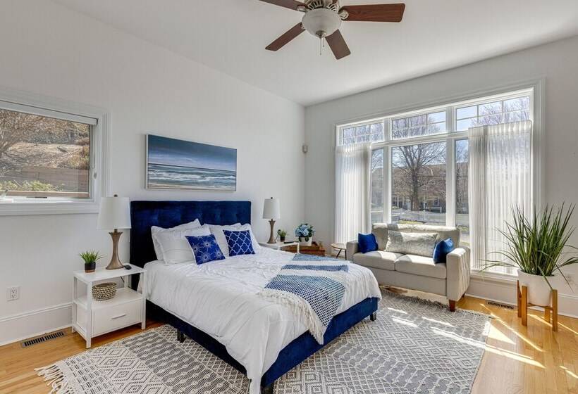 Hamptons Home Near Beaches W/ Pool & Water Views!