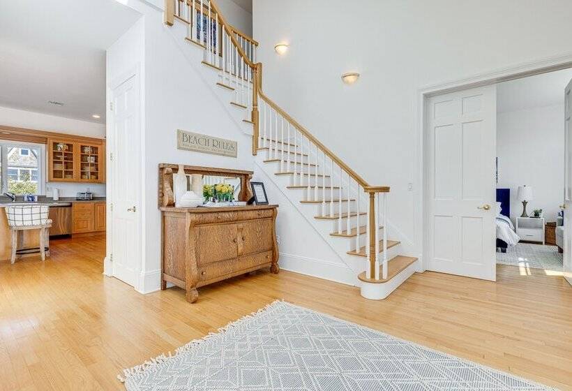 Hamptons Home Near Beaches W/ Pool & Water Views!